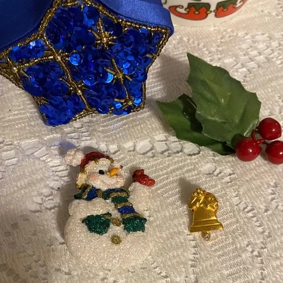 Christmas Themed Gift Set with Mug and Decorations - Picture 9 of 10